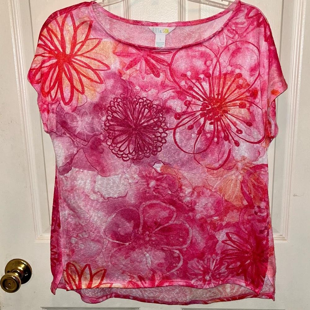 ART & SOL Women’s Short Sleeve Floral Print Top. Sz L.